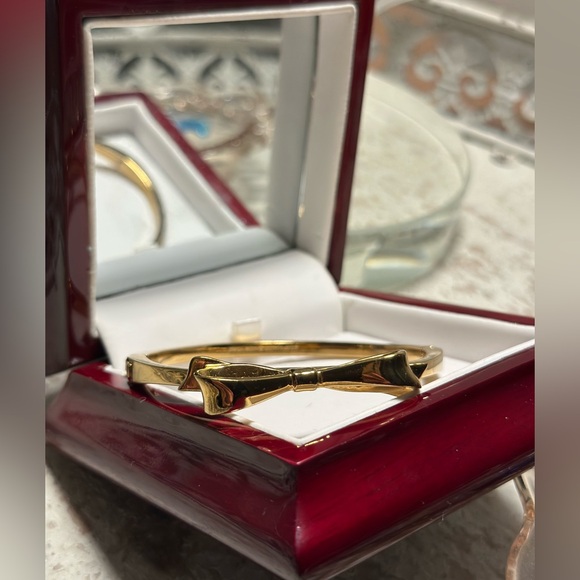 ♠️ Kate Spade Gold Bow Clamper Bracelet - Picture 3 of 5